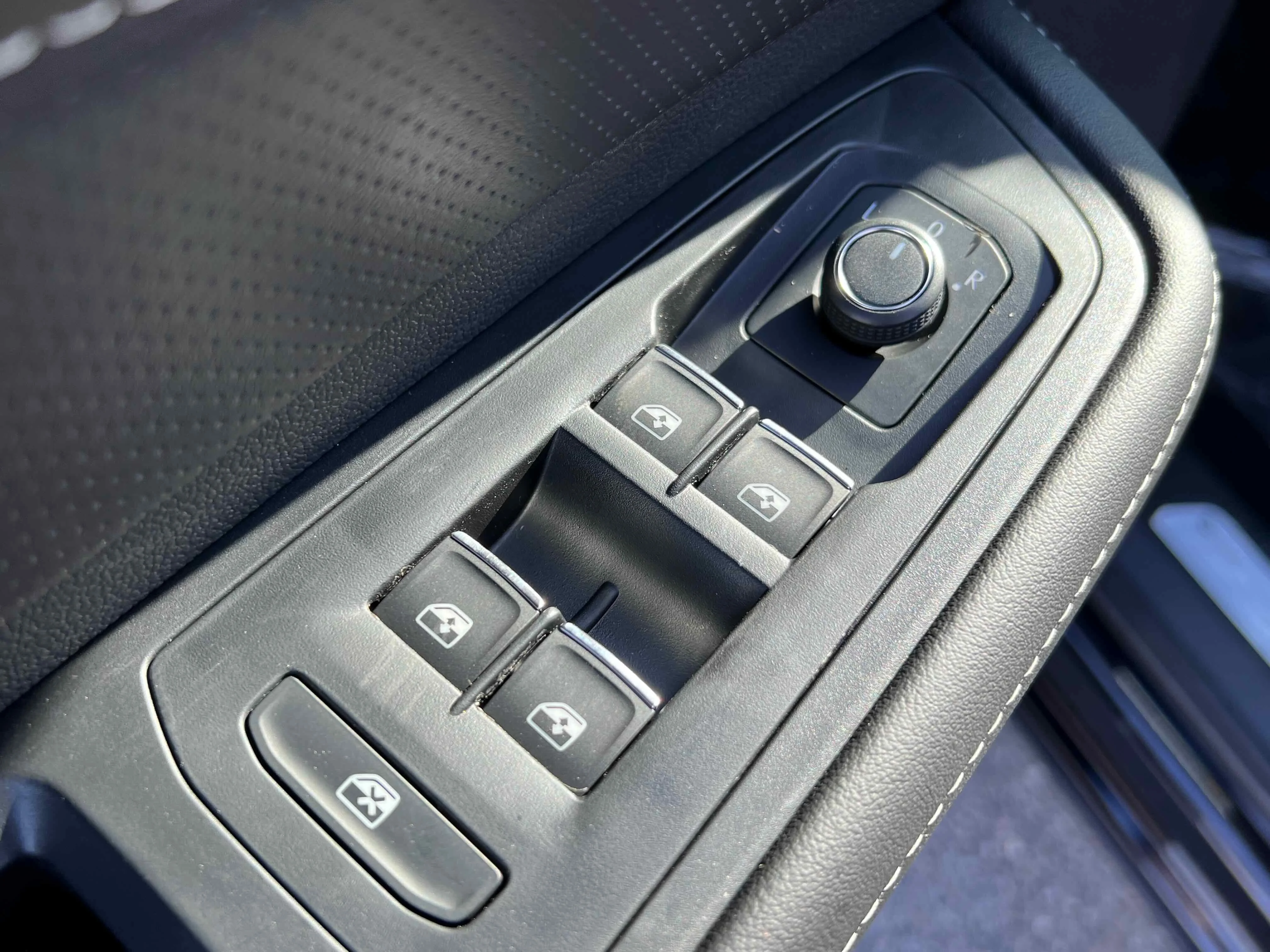 New 2026 Deep Black Volkswagen 2.0T SE w/Technology image 16