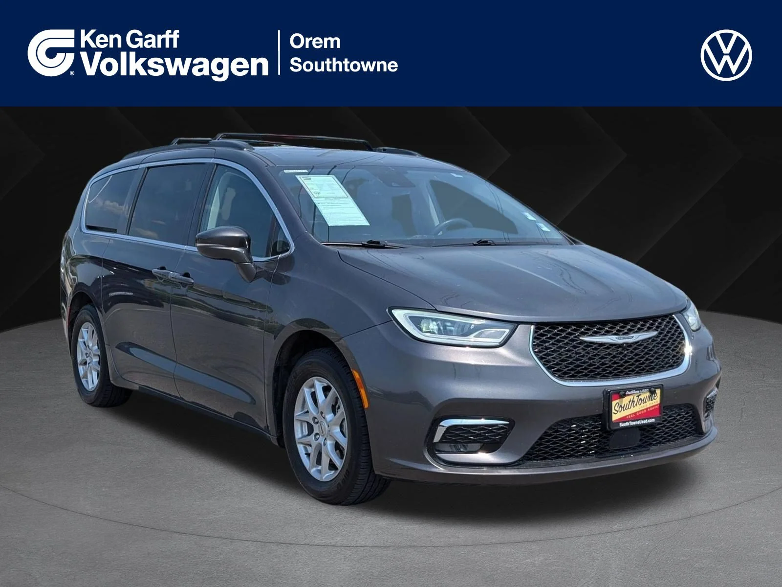 2022 Chrysler Pacifica Touring L's photo