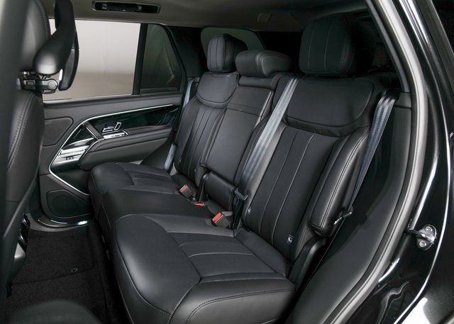 New 2026 Santorini Black Land Rover SE image 5