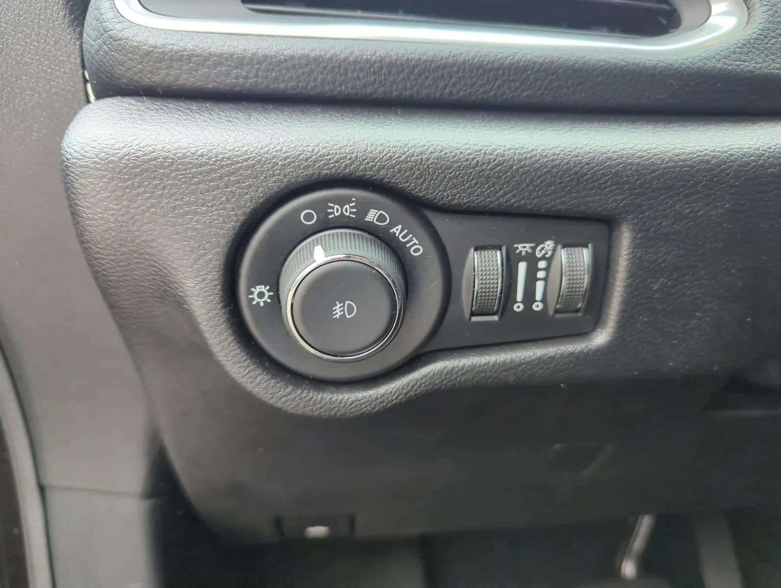 Used 2019 Dark Cordovan Pearlcoat Chrysler Limited image 15