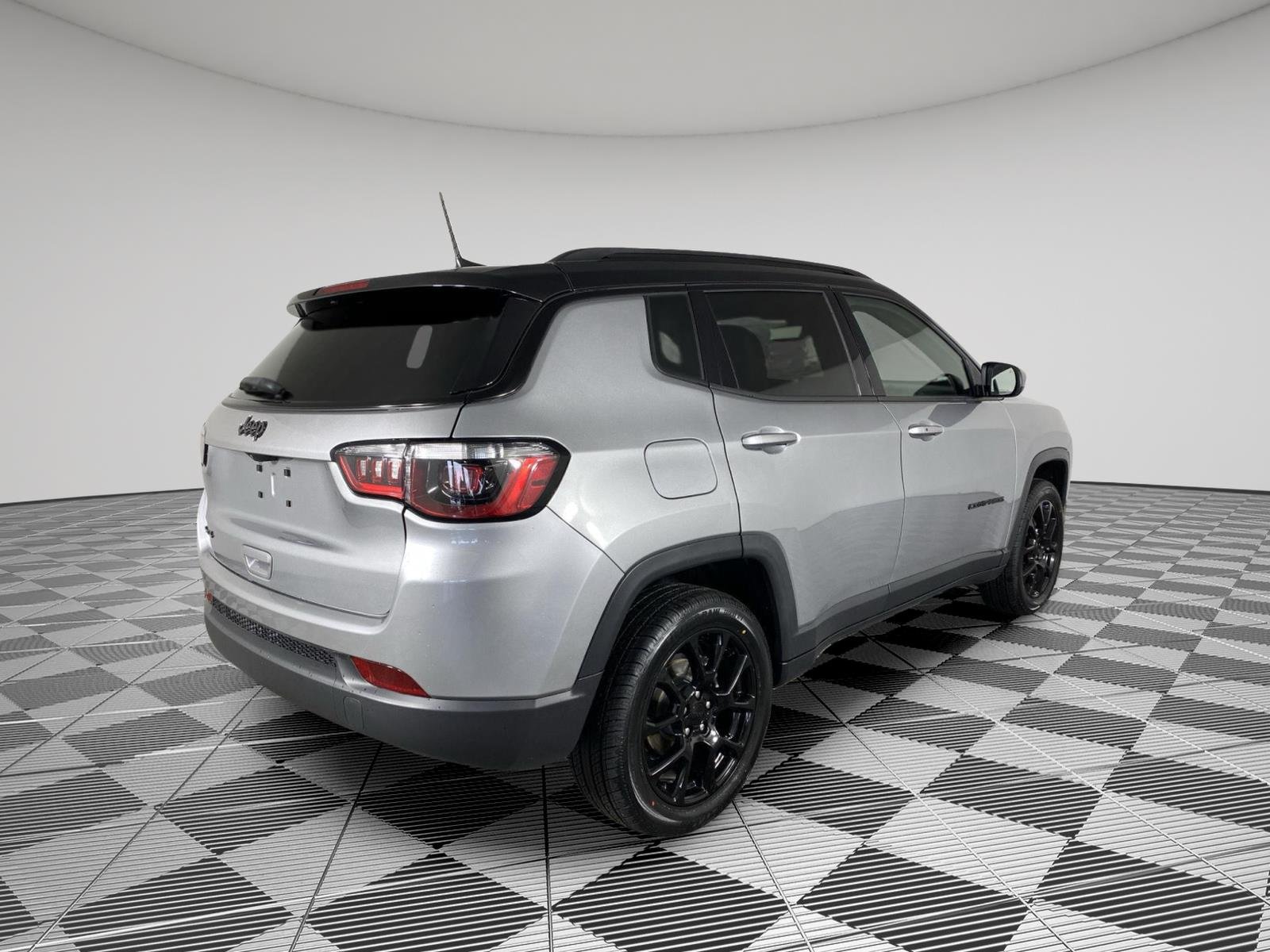 Used 2023 Billet Silver Metallic Clearcoat Jeep Altitude image 7