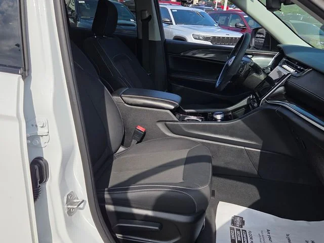 Used 2023 White Jeep Laredo image 15
