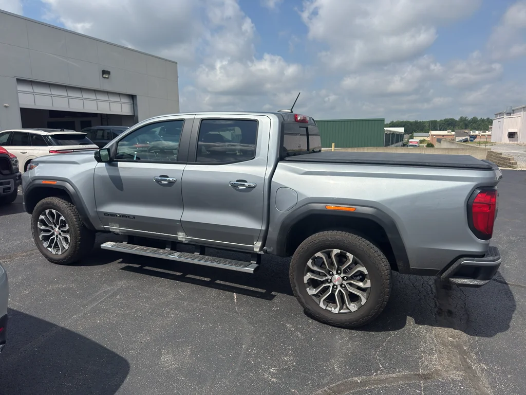 Used 2025 Sterling Metallic GMC 4WD Denali image 9