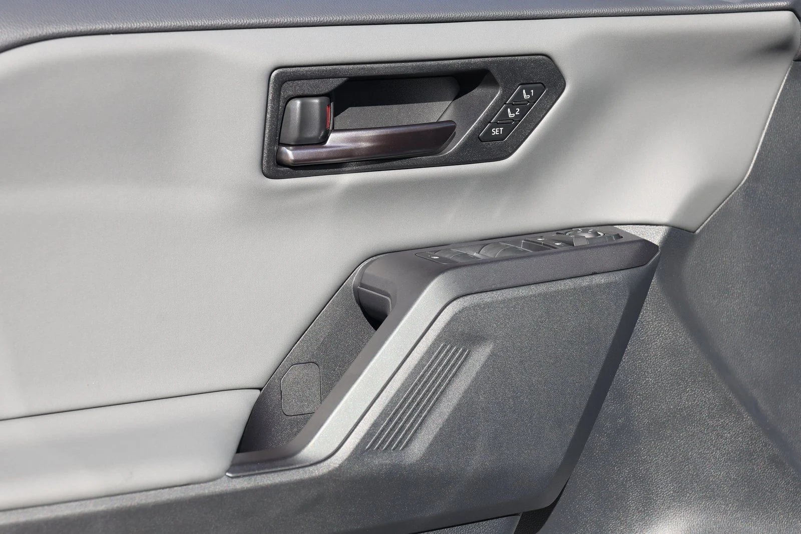 2026 Toyota RAV4 XSE - Photo 27