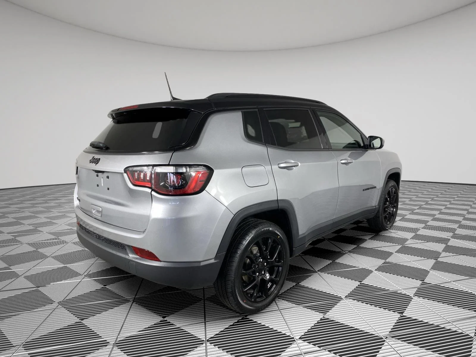 Used 2023 Billet Silver Metallic Clearcoat Jeep Altitude image 7