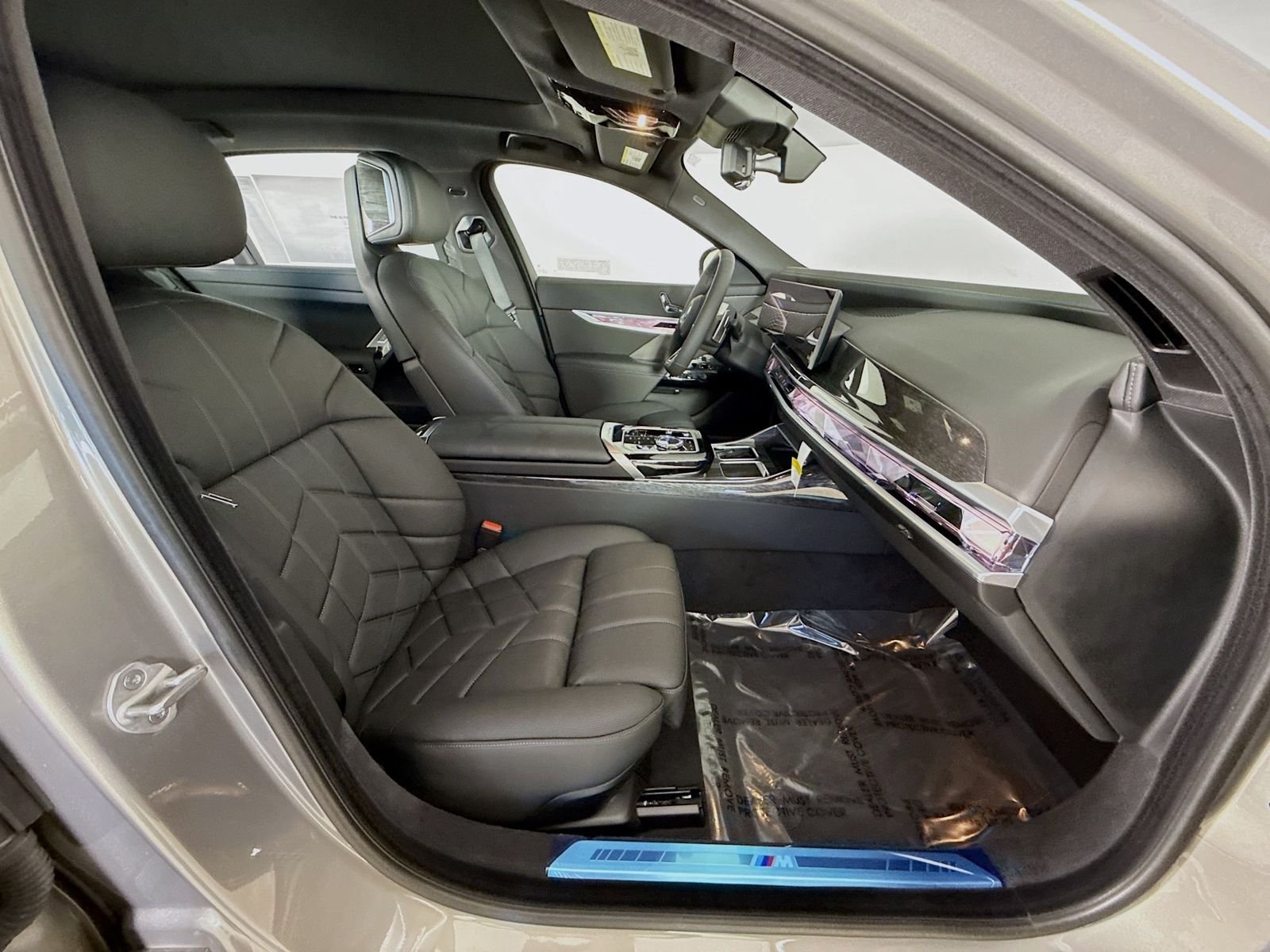 New 2026 Oxide Grey Metallic BMW 760i xDrive image 30