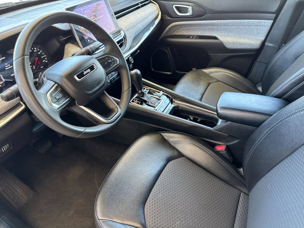 Used 2024 White Jeep Latitude image 9