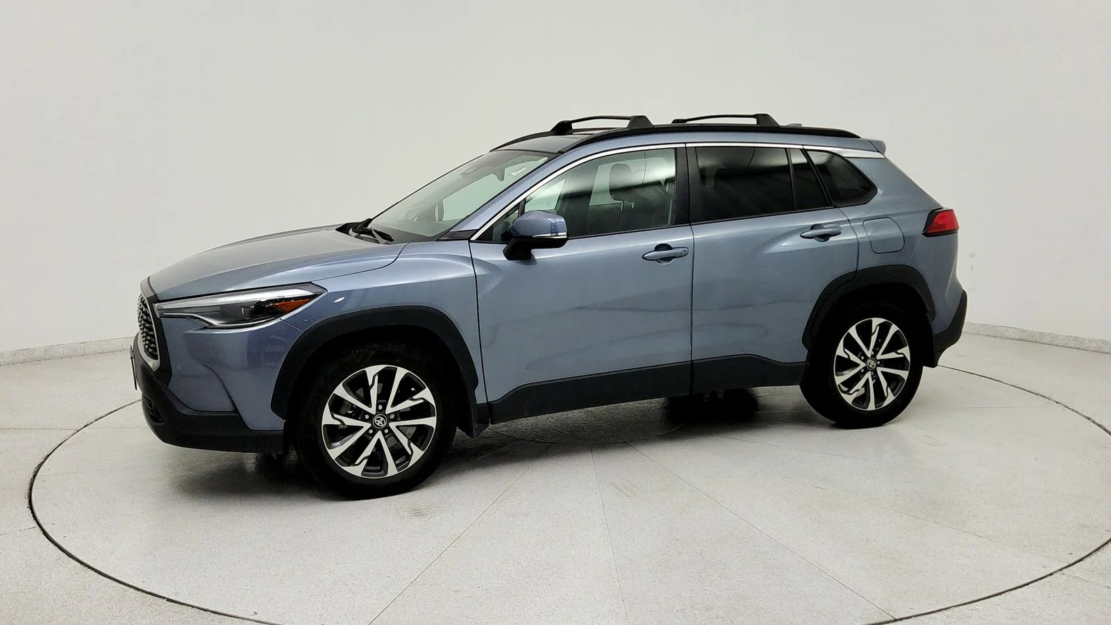 Used 2023  Toyota XLE image 3