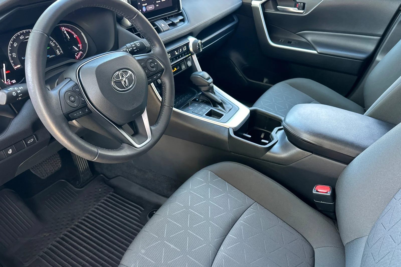 2023 Toyota RAV4 XLE - Photo 18