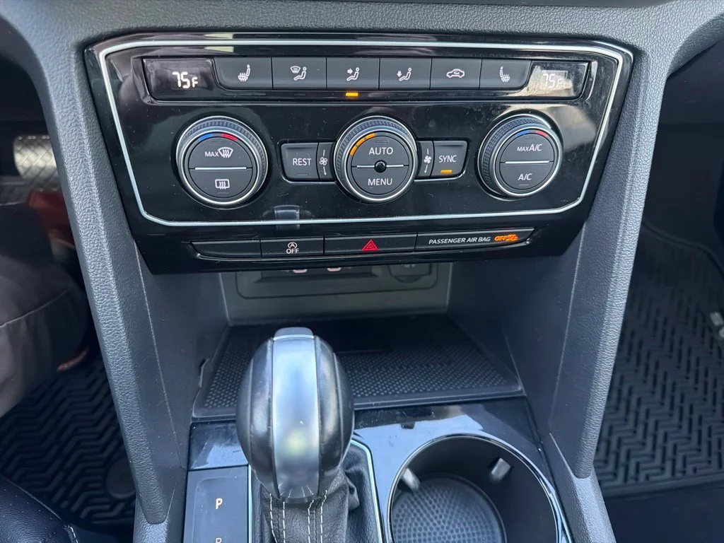 Used 2022 Gray Volkswagen 3.6L V6 SE w/Technology image 16