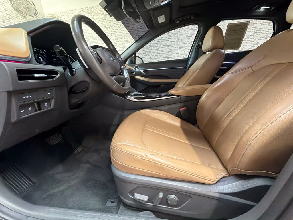Used 2020 Quartz White Hyundai Limited image 24
