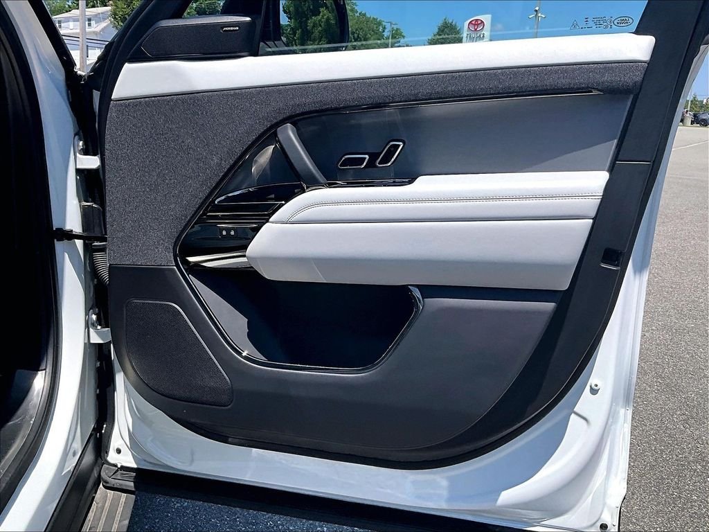 Used 2023 White Land Rover SE image 12