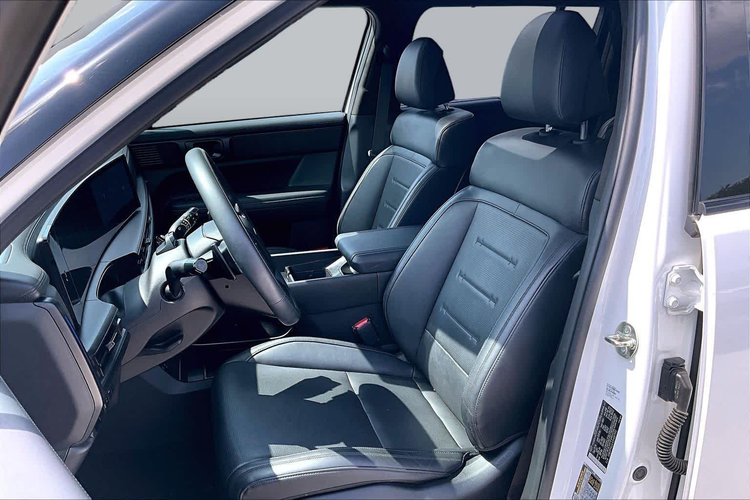 Used 2025 Serenity White Hyundai Calligraphy image 8