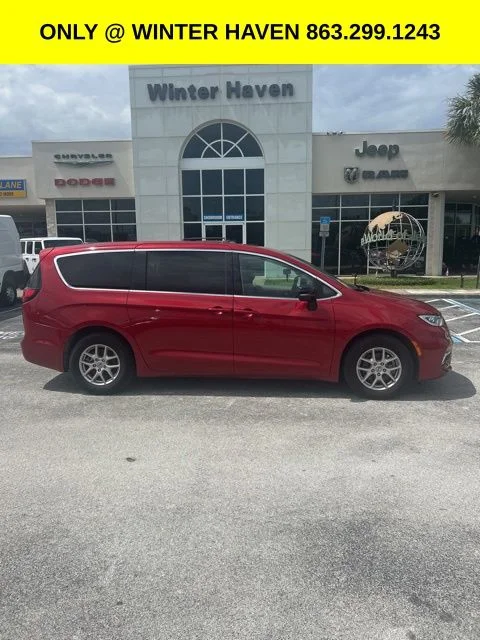 2024 Chrysler Pacifica Touring L's photo