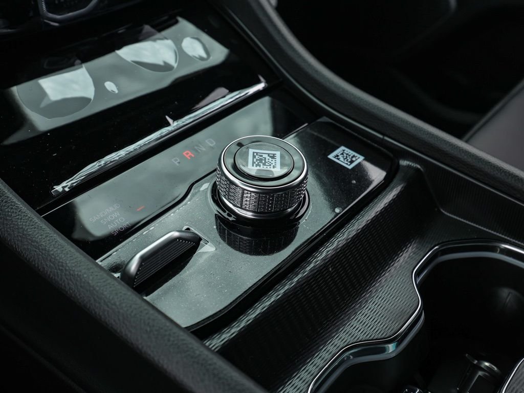 New 2026 Diamond Black Crystal Pearl-Coat Exterior Paint Jeep Limited image 30