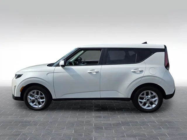Used 2025 White Kia LX image 4