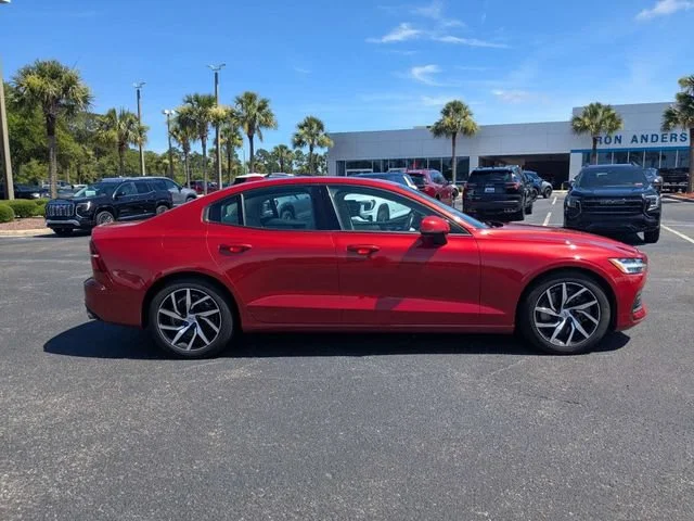 Used 2019  Volvo Momentum image 2