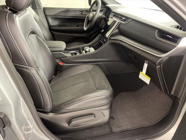 New 2025 Silver Zynith Exterior Paint Jeep Altitude X image 46