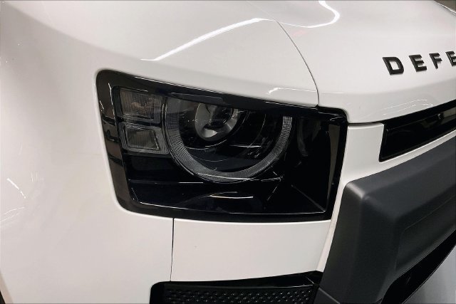 Used 2024 Fuji White Land Rover X-Dynamic SE image 32
