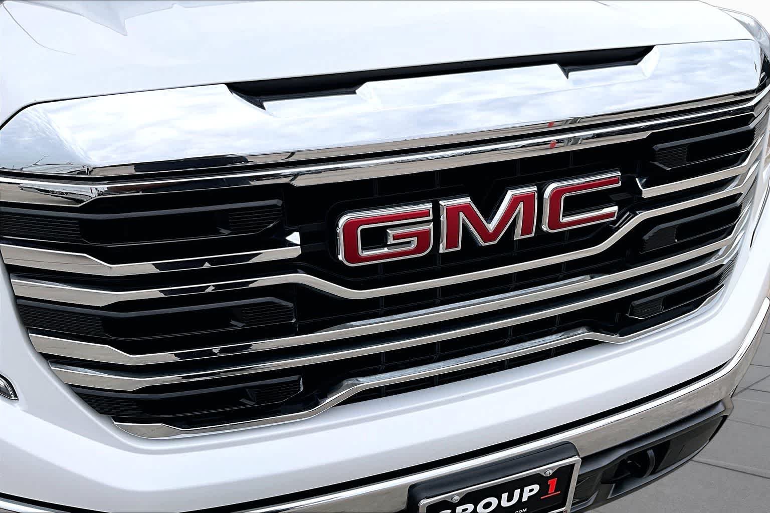 Used 2025 Summit White GMC SLT image 30