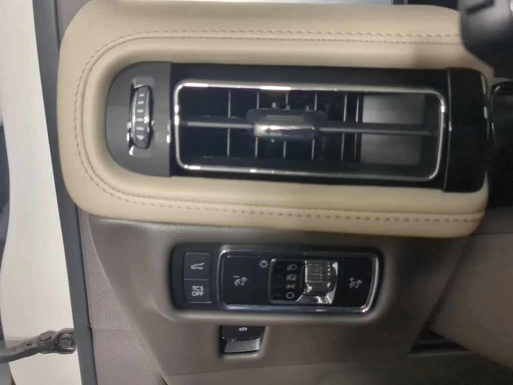 Used 2022 White Lincoln Standard image 31