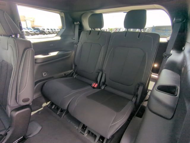 New 2026 Diamond Black Crystal Pearl-Coat Exterior Paint Jeep Laredo image 16
