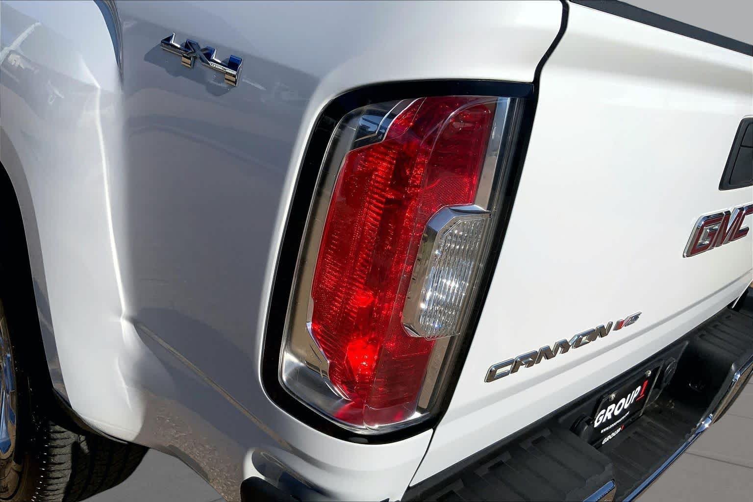 Used 2017 Summit White GMC 4WD SLT image 28