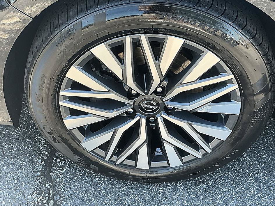 Used 2024 Super Black Nissan 2.5 SV image 9