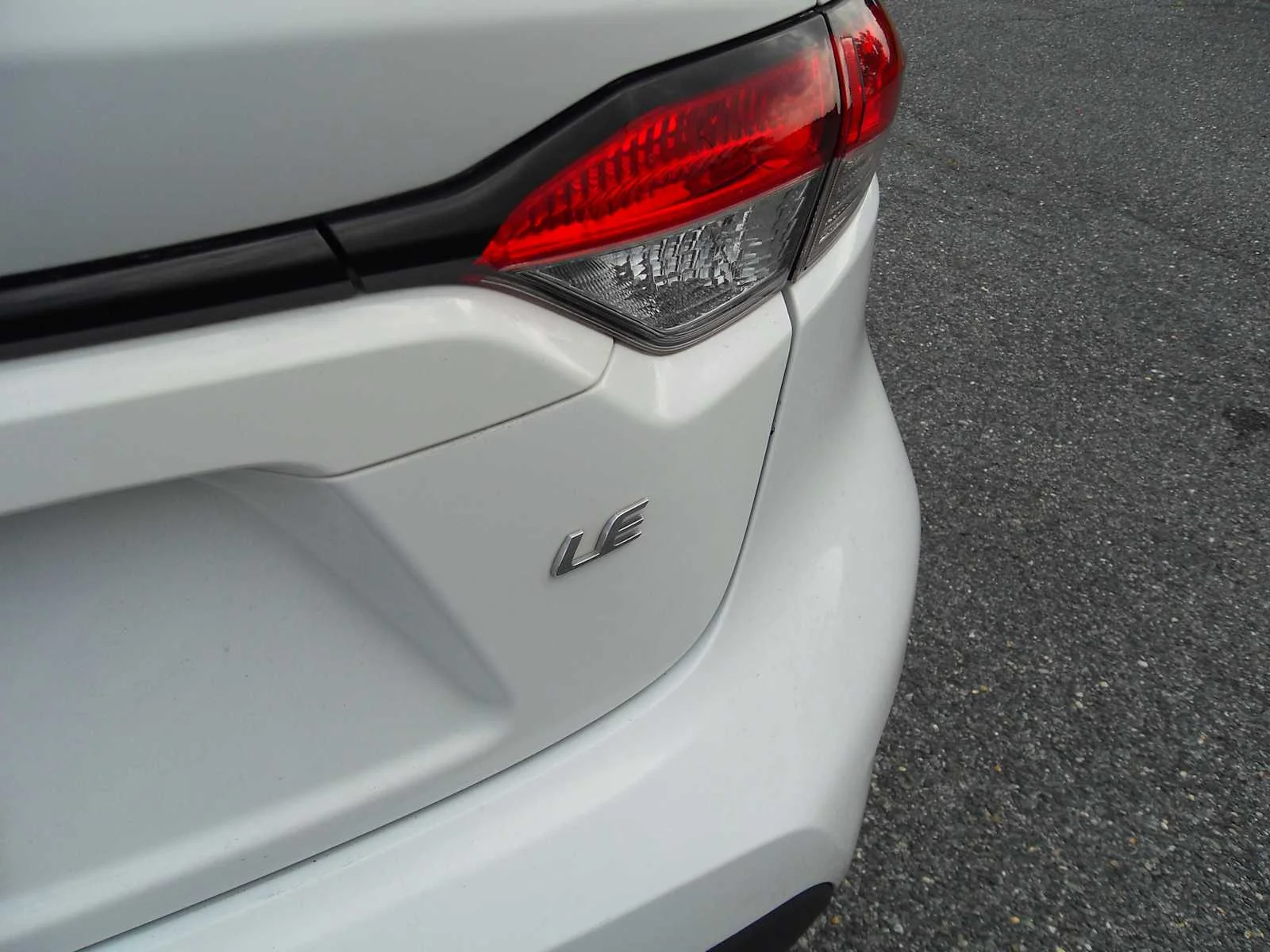 Used 2020 Super White Toyota LE image 10
