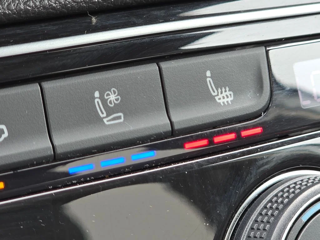 Used 2019 Silver Volkswagen SEL Premium image 9