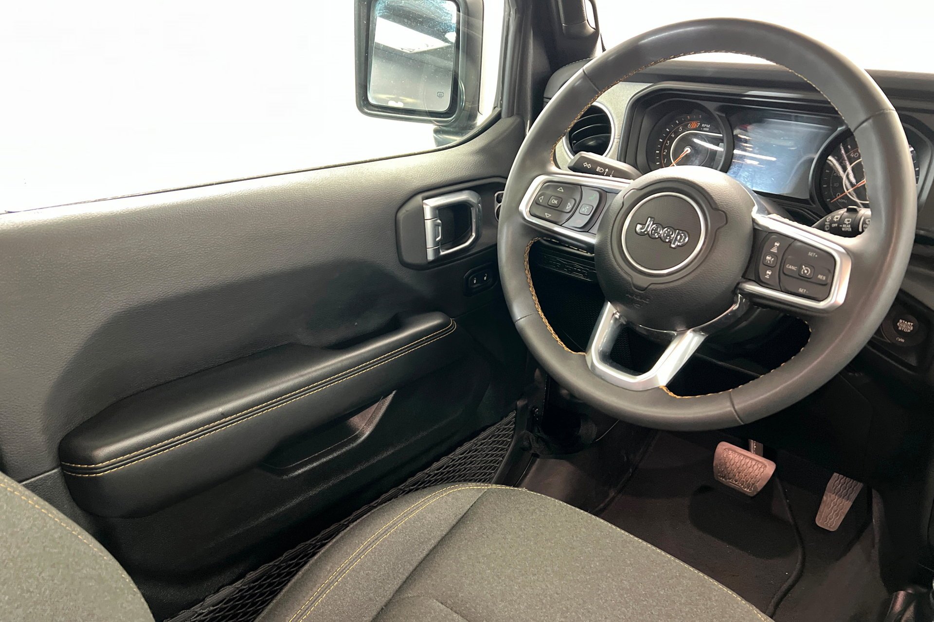 Used 2025 Granite Crystal Metallic Clearcoat Jeep Sahara image 12