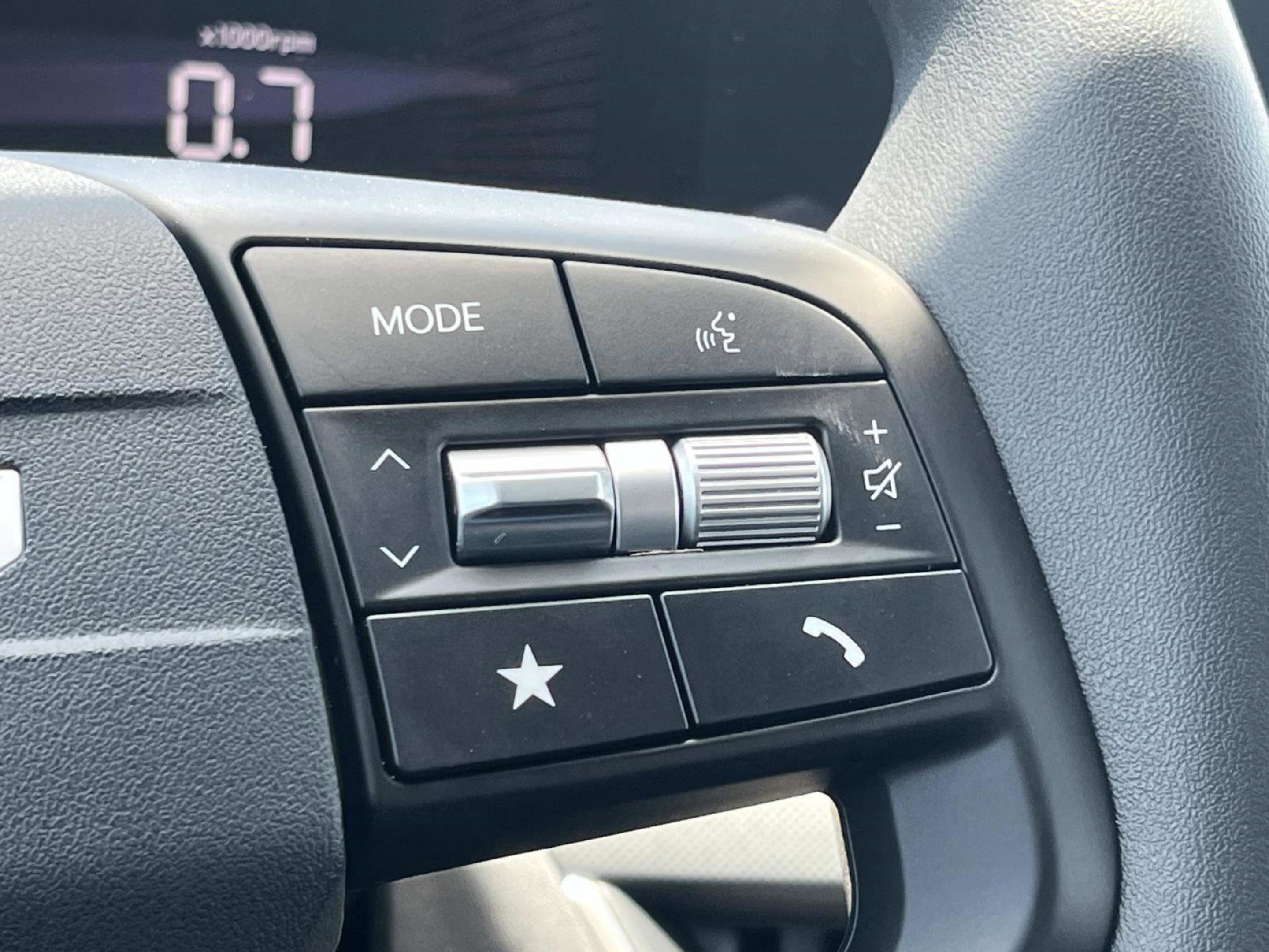 New 2026 Snow White Pearl Kia LX image 24