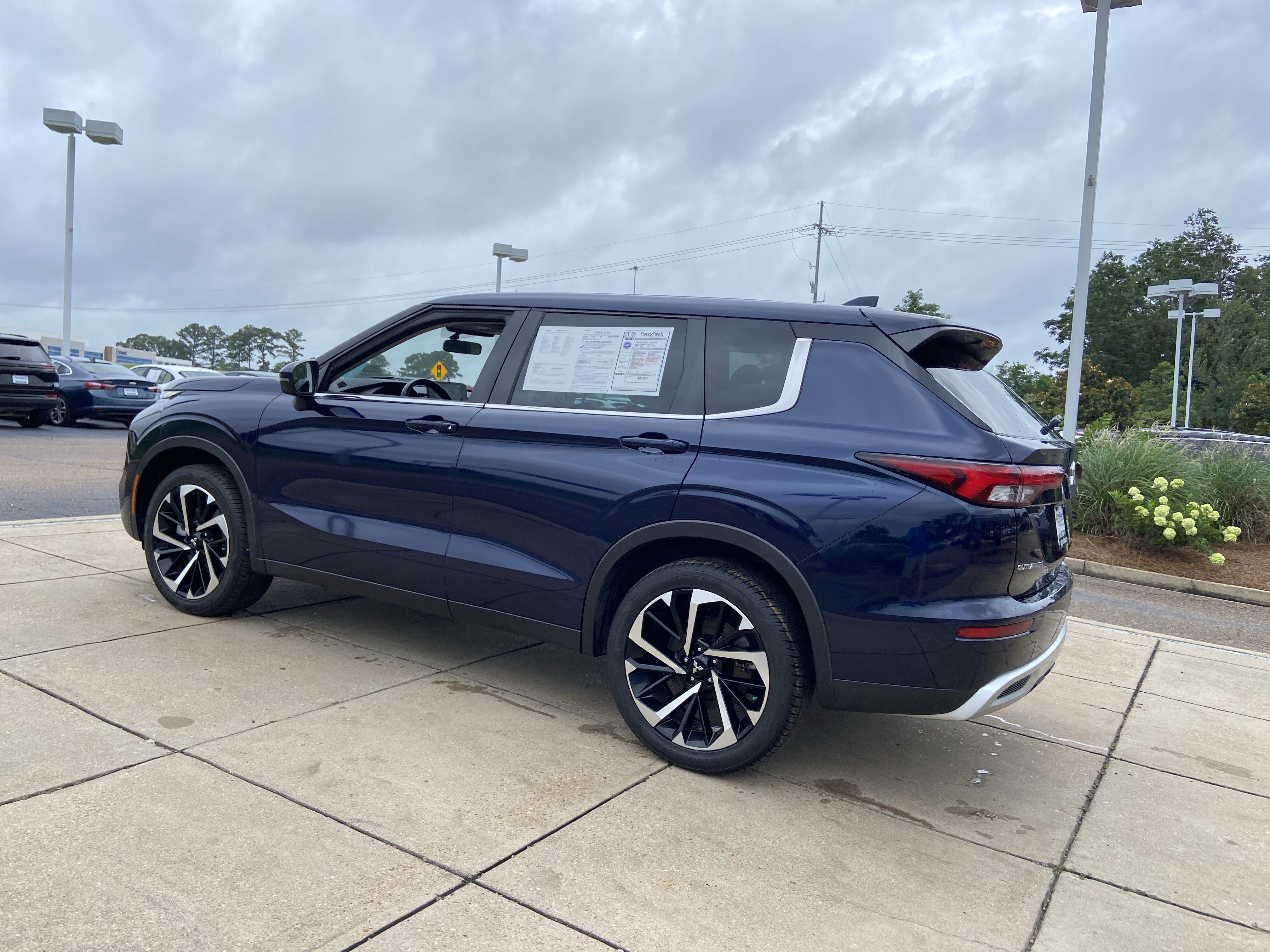 Used 2023 Cosmic Blue Metallic Mitsubishi SE image 12