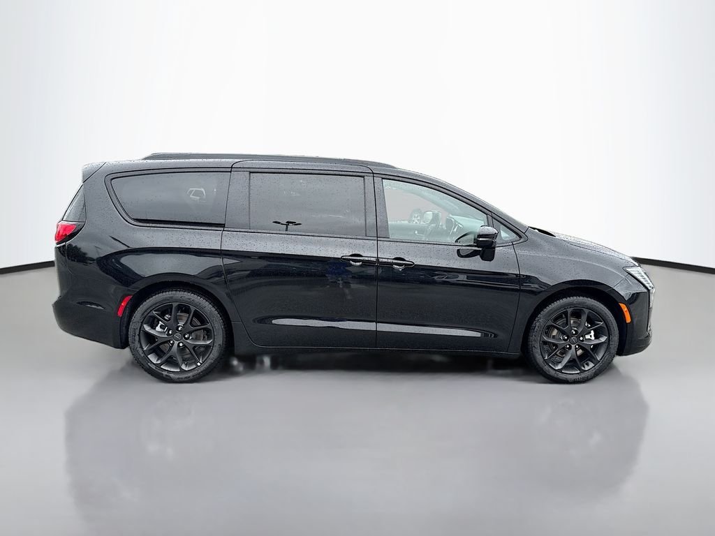 New 2027 Diamond Black Crystal Pearl-Coat Exterior Paint Chrysler Limited image 3