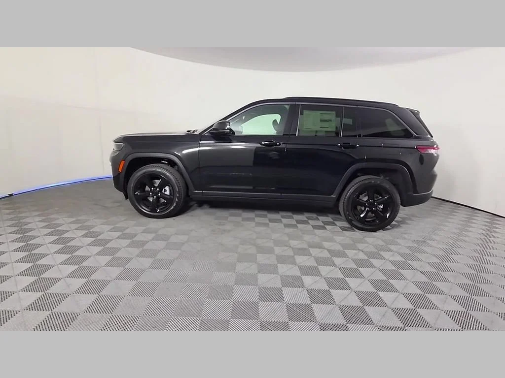 New 2026 Diamond Black Crystal Pearl-Coat Exterior Paint Jeep Limited image 31