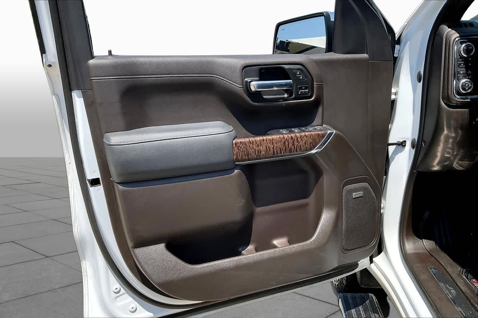 Used 2021 White Frost Tricoat GMC Denali image 21