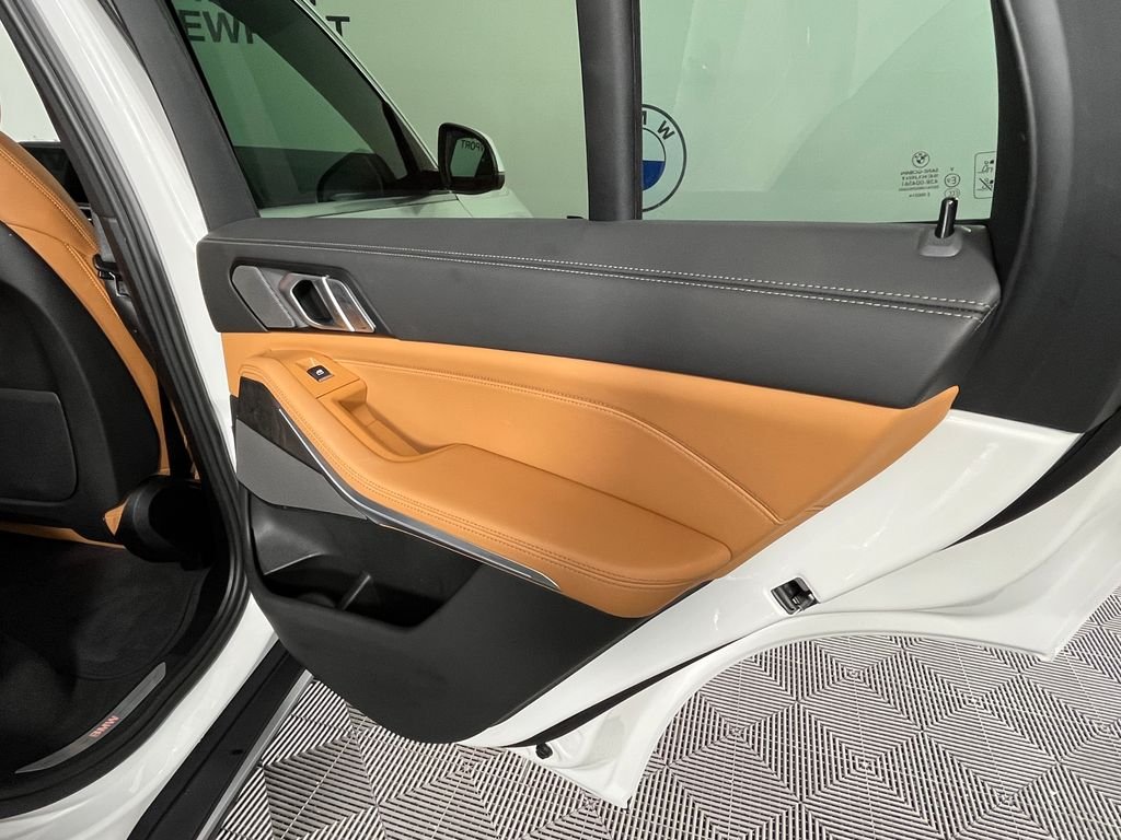 Used 2024 White BMW xDrive40i image 26