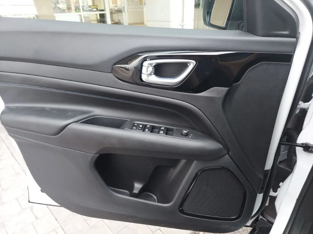 New 2026 Bright White Clearcoat Jeep Latitude image 15
