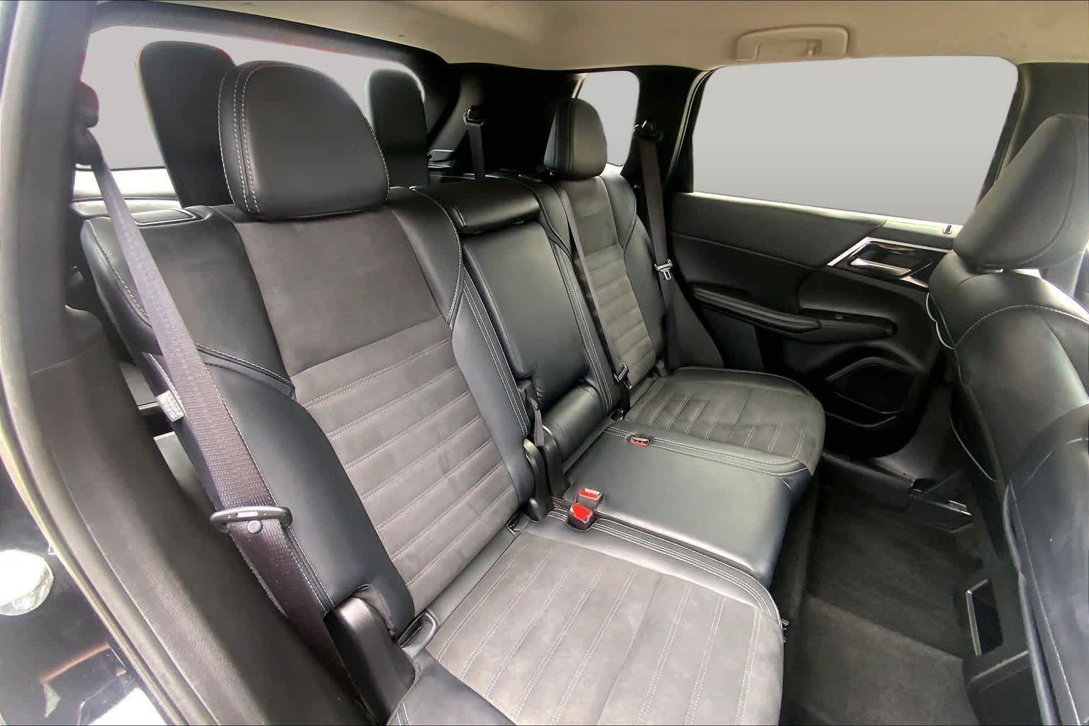 Used 2024 Labrador Black Pearl Mitsubishi SE image 19