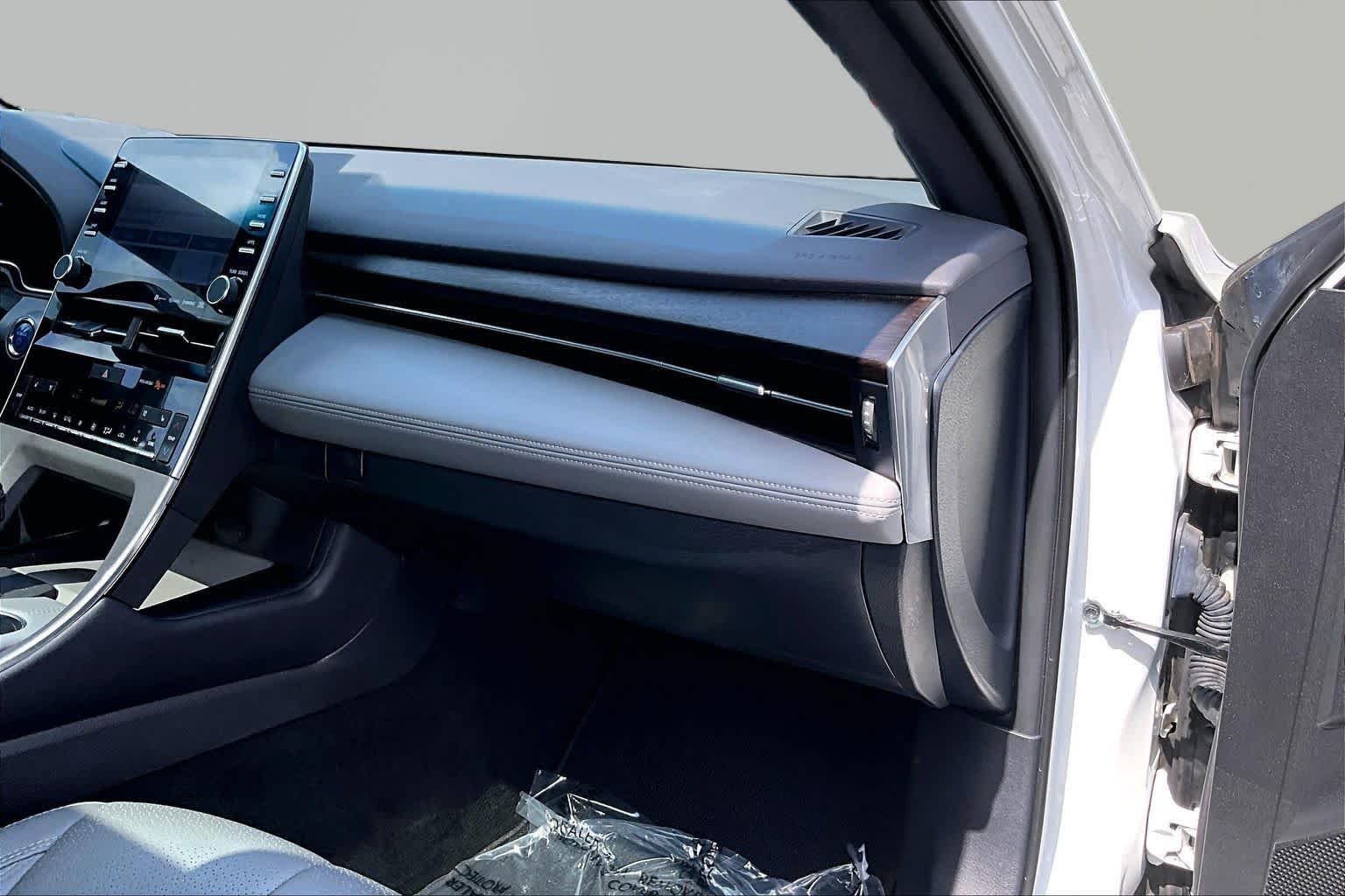 Used 2020 Wind Chill Pearl Toyota Hybrid Limited image 37