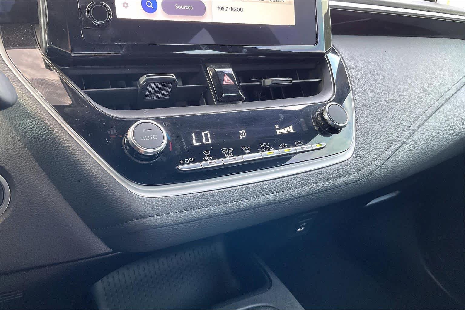 Used 2025 Ice Cap Toyota SE image 31