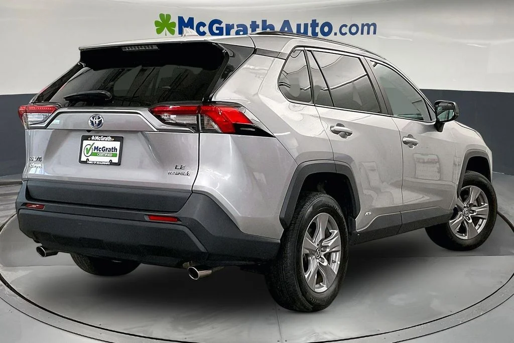 Used 2022 Silver Toyota LE image 16