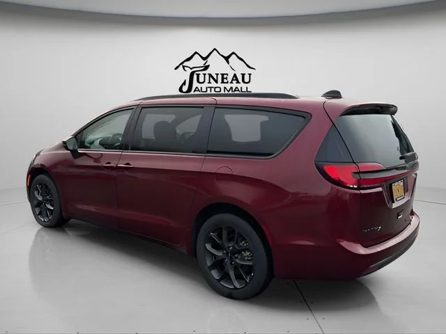 2023 Chrysler Pacifica Touring L - Photo 4
