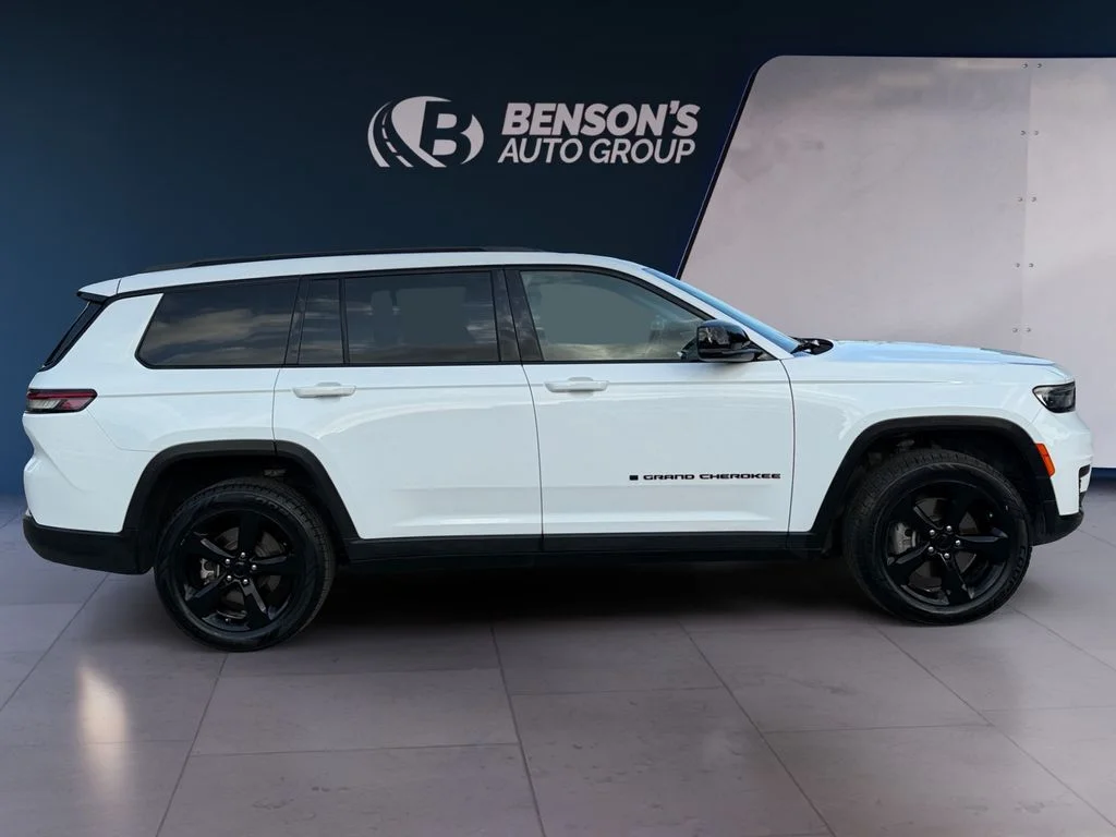 Used 2023 White Jeep Altitude image 6