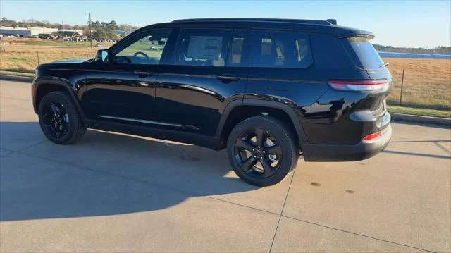 New 2025 Diamond Black Crystal Pearl-Coat Exterior Paint Jeep Limited image 17