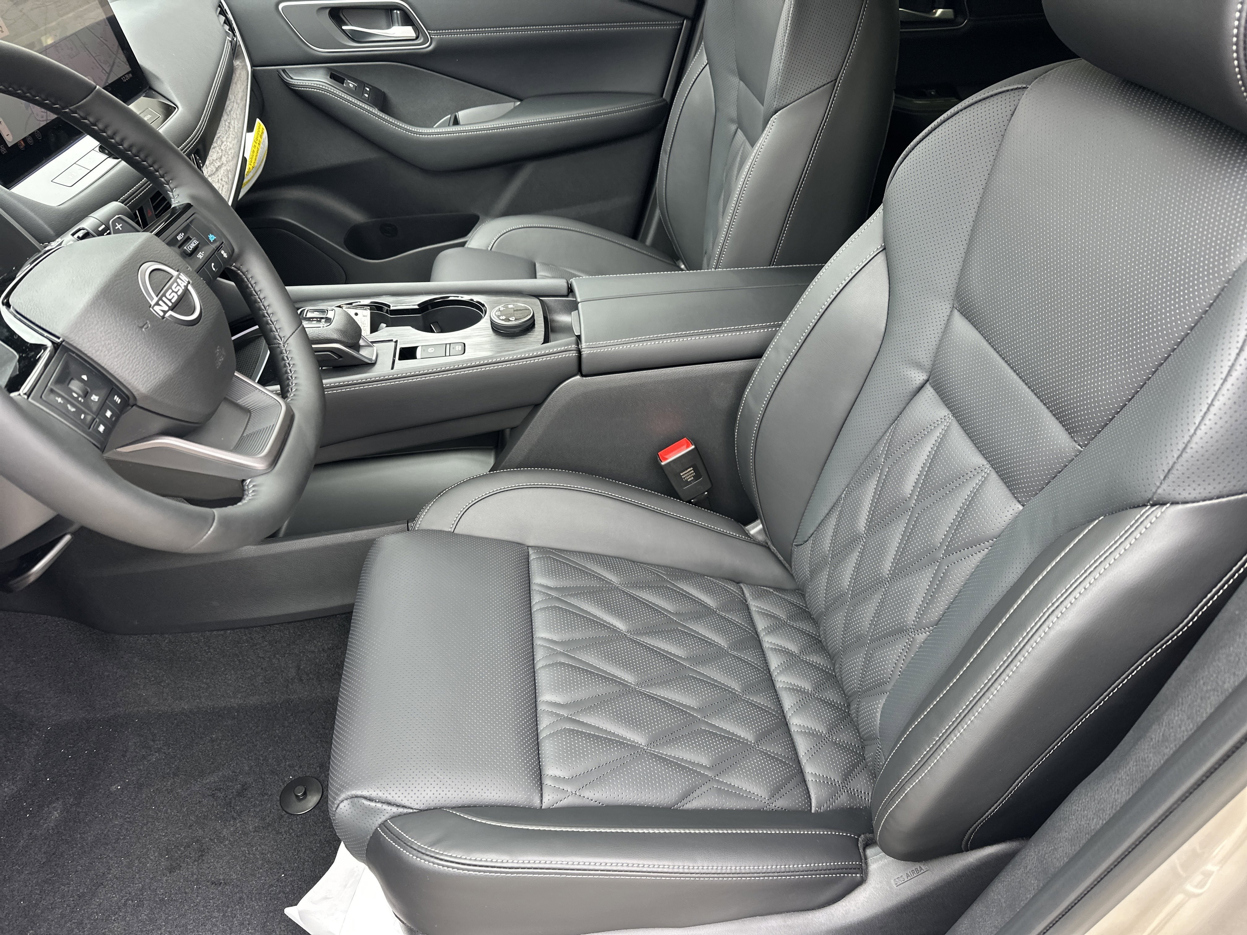 New 2026 Champagne Silver Metallic/Super Black Nissan Platinum image 10