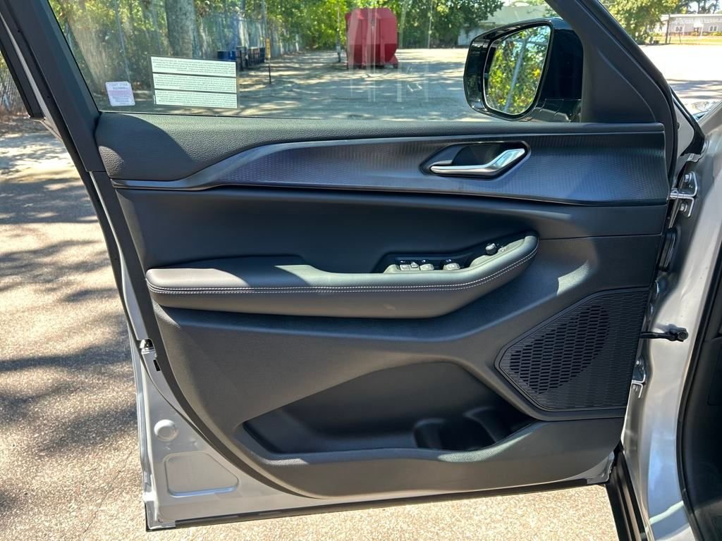 Used 2025 Silver Jeep Altitude image 12