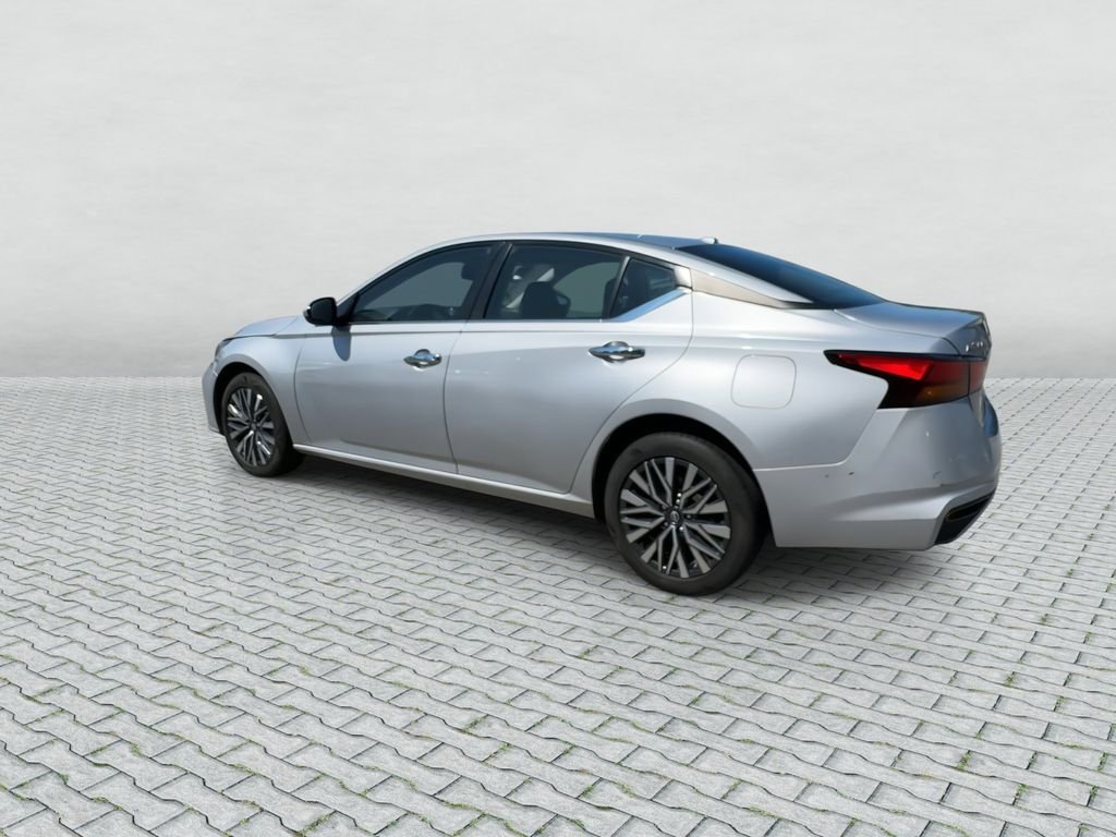 Certified Used 2023 Silver Nissan 2.5 SV image 6