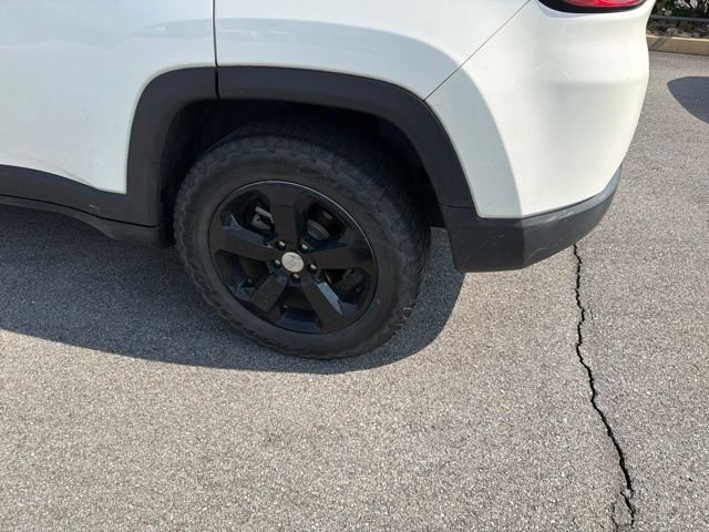 Used 2019 White Jeep Latitude image 7