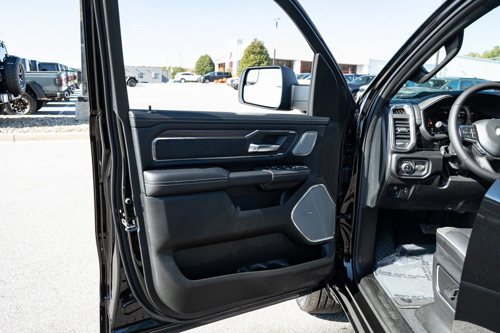 New 2026 Diamond Black Crystal Pearl-Coat Exterior Paint RAM Laramie image 16